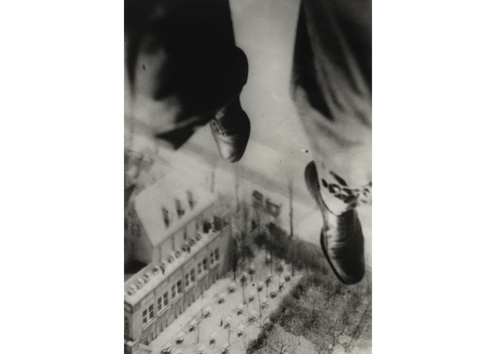 Willi Ruge, Quelques secondes avant l’atterrissage, série "Je me photographie en train de sauter en parachute", 1931, The Museum of Modern Art, New York. Collection Thomas Walther. Don de Thomas Walther (© The Museum of Modern Art, New York, 2021, pour l’image numérisée)