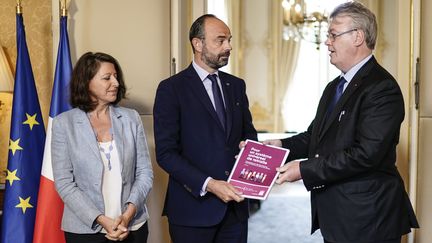 Le Premier ministre Edouard Philippe (au centre), avec la ministre de la Santé, Agnès Buzyn (à gauche) et le Haut-commissaire aux retraites, Jean-Paul Delevoye (à droite), le 18 juillet 2019 à Paris. (KENZO TRIBOUILLARD / AFP)