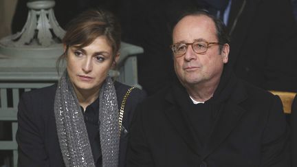 L'actrice Julie Gayet et l'ancien président François Hollande, le 9 décembre 2017 à Paris. (THIBAULT CAMUS / AFP)