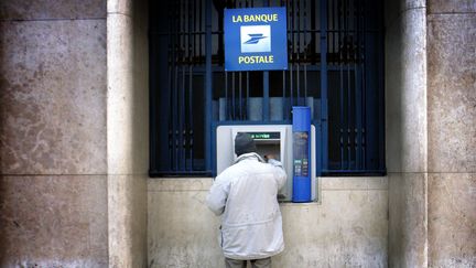 En juin 2012, La Banque Postale a supprim&eacute; la gratuit&eacute; des retraits aux distributeurs automatiques &agrave; partir du sixi&egrave;me retrait mensuel. (JEAN-PHILIPPE KSIAZEK / AFP)