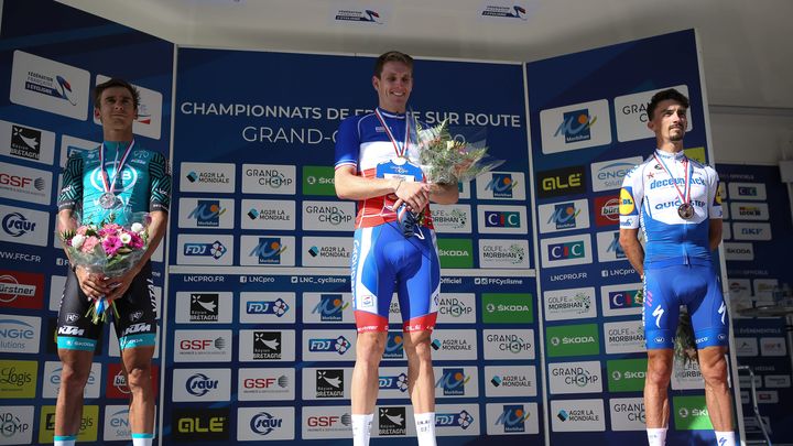 Julian Alaphilippe sur le podium des Championnats de France aux côtés de Bryan Coquard et Arnaud Démare, à Grand-Champ, le 23 août 2020. (MAXPPP)