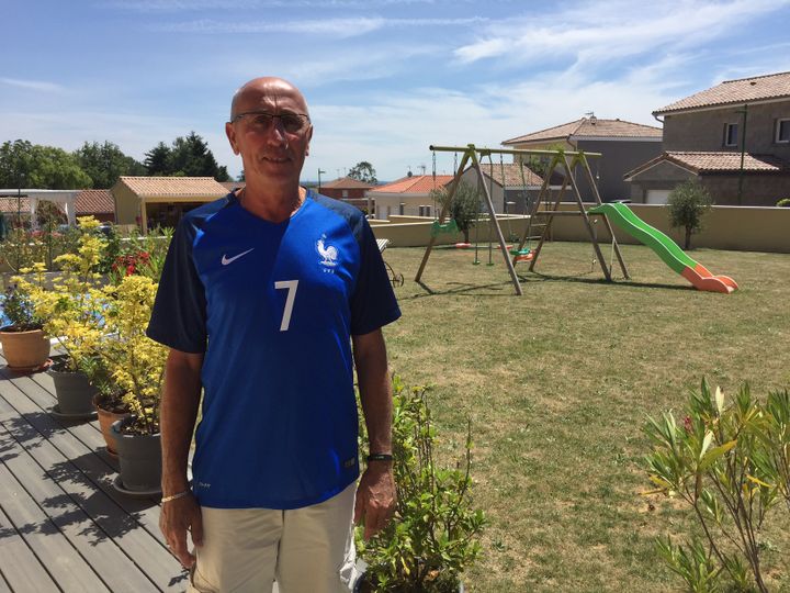 Bruno Chetout, le premier entraîneur d'Antoine Griezmann, pose avec le maillot du joueur de l'équipe de France (JUSTINE DINCHER / RADIOFRANCE)