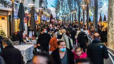 Dans une rue commerçante de Perpignan,&nbsp;samedi 5 décembre 2020. (ST?PHANE FERRER YULIANTI / HANS LUCAS)