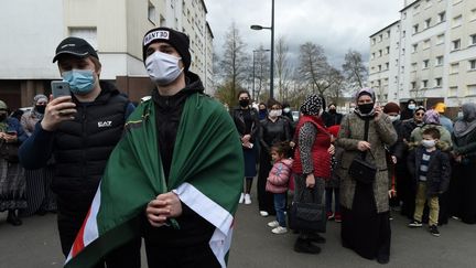 Des membres de la communauté tchétchène manifestent à Rennes (Ile-et-Vilaine), le 27 mars 2021, après la mort d'un des leurs la semaine précédente.&nbsp; (JEAN-FRANCOIS MONIER / AFP)