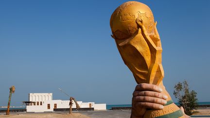 Une sculpture repr&eacute;sentant la Coupe du monde, pr&egrave;s de Doha (Qatar), le 21 d&eacute;cembre 2011.&nbsp; (NADINE RUPP / GETTY IMAGES ASIA PAC)