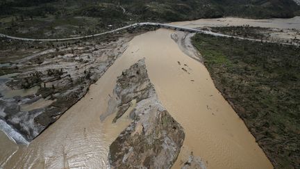 A Jeremie (Haïti), la rivière qui traverse la ville déborde, le 6 octobre 2016. (CARLOS GARCIA RAWLINS / REUTERS)