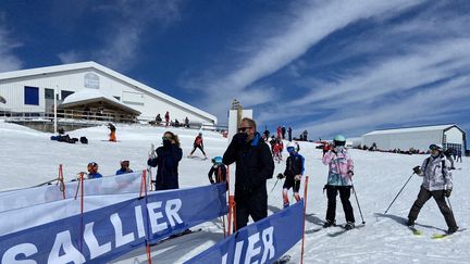 Les vacanciers de retour sur les pistes de ski (illustration sur le glacier des Deux-Alpes en Isère). (BASTIEN THOMAS / RADIO FRANCE)