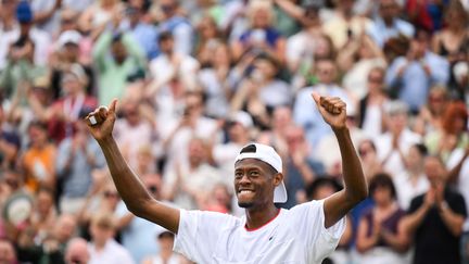 L'Américain Christopher Eubanks célèbre sa victoire contre Stefanos Tsitsipas, lors des huitièmes de finale de Wimbledon, le 10 juillet 2023. (DANIEL LEAL / AFP)