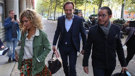 Emmanuelle Franck, Jean-Baptiste Alary et Alexandre Martin, les avocats de Cédric Jubillar, à l'extérieur du tribunal de Toulouse, le 15 octobre 2021. (FRED SCHEIBER / AFP)