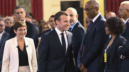 Le président français Emmanuel Macron et la ministre des Outre-mer Annick Girardin aux "assises des outre-mer" à l'Elysée, à Paris, le 28 juin 2018.&nbsp; (BERTRAND GUAY / AFP)