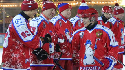 Le président russe Vladimir Poutine participe à un match d'exhibition de la Ligue de Hockey sur une patinoire de la Place Rouge à Moscou, le 25 décembre 2019. (MIKHAIL KLIMENTYEV / SPUTNIK)