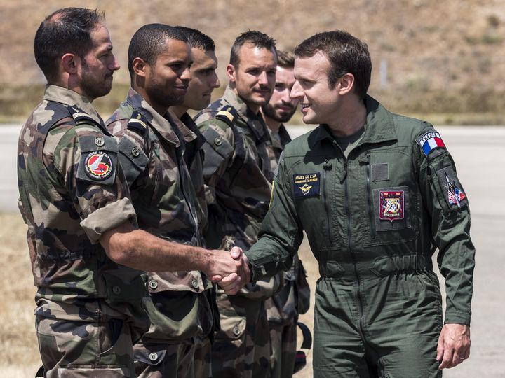 Emmanuel Macron rencontre des militaires sur la base aérienne d'Istres (Bouches-du-Rhône), le 20 juillet 2017. (ARNOLD JEROCKI / AFP)