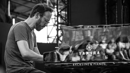 Le pianiste franco-israélien Yaron Herman qui a ouvert la soirée "French Touch" de Jazz à Vienne. Accompagné de son bassiste Bastien Burger et de son batteur historique Ziz Ravitz, le trio a conquis le public sur des mélodies à la fois jazz, pop et électro.
 (Marion Tisserand)