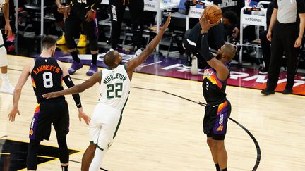 Chris Paul (à droite) face à Khris Middleton (à gauche) le 10 février dernier lors de la rencontre de saison régulière entre les Phoenix Suns et les Milwaukee Bucks.&nbsp; (CHRISTIAN PETERSEN / GETTY IMAGES NORTH AMERICA / AFP)