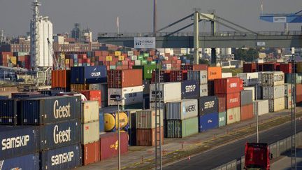 Conteneurs , symbole du développement du commerce mondial, sur un quai, en Allemagne. (JEAN ISENMANN / ONLY WORLD / ONLY FRANCE)