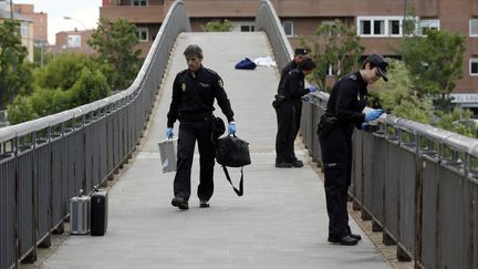 Des policiers espagnols sur les lieux de l'assassinat d'Isabel Carrasco &agrave;&nbsp;Le&oacute;n (Espagne), le 12 mai 2014. (CESAR MANSO / AFP)