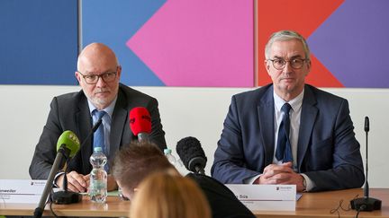 Le procureur de Coblence, Mario Mannweiler, et le vice-président de la police de Coblence, Jürgen Süss, lors d'une conférence de presse, à Coblence (Allemagne), le 14 mars 2023. (SASCHA DITSCHER / SASCHA DITSCHER / AFP)