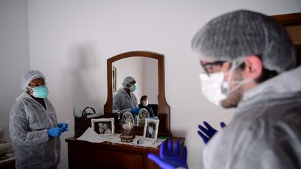 Des soignants rendent visite à des malades du coronavirus, le 27&nbsp;mars 2020, à Bergame (Italie). (PIERO CRUCIATTI / AFP)