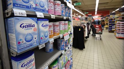 Le président de l'association de consommateurs UFC-Que Choisir n'est pas surpris par les propos d'Emmanuel Besnier, le PDG de Lactalis. Ci-contre, le rayon lait infantile dans un supermarché, le 11 janvier 2018. (GUILLAUME SOUVANT / AFP)