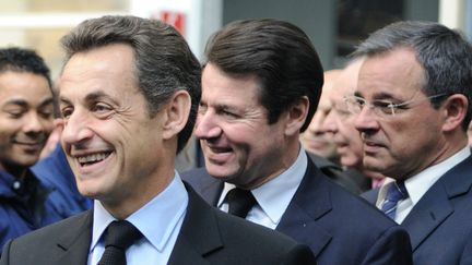 Nicolas Sarkozy, alors pr&eacute;sident de la R&eacute;publique, accompagn&eacute; de Christian Estrosi et de Thierry Mariani, le 4 mars 2010 &agrave; l'usine Eurocopter de Marignane (Bouches-du-Rh&ocirc;ne). (ERIC FEFERBERG / AFP)