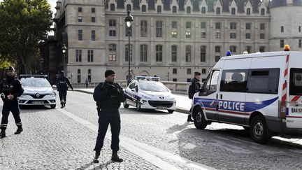 Attaque à la préfecture : des clés USB au contenu suspect