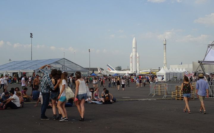 Une fusée et des avions du musée de l'Air et de l'Espace du Bourget comme décor naturel.
 (Laure Narlian / Culturebox)