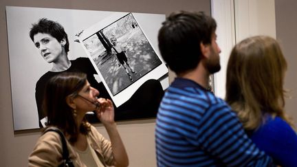 Des visiteurs regardent une exposition consacrée à Diane Arbus à Berlin (24 septembre 2012)
 (AFP / DAVID GANNON)