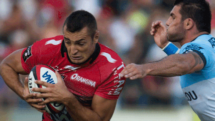 Virgile Bruni (Toulon) échappe à Stephen Brett (Bayonne)