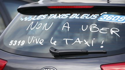 Les taxis protestent contre la concurrence de sociétés comme Uber, mardi 26 janvier 2016 à Paris. (CHARLES PLATIAU / REUTERS)