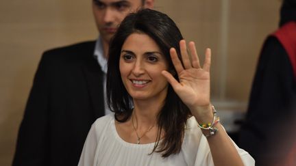 Virginia Raggi donne une conférence de presse après son élection à la mairie de Rome, le 19 juin 2016. (TIZIANA FABI / AFP)