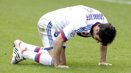 Yoann Gourcuff sous les couleurs de Lyon lors d'un match contre Brest, le 6 mai 2012. Le joueur fran&ccedil;ais le mieux pay&eacute; de Ligue 1 symbolise les gros salaires mis en danger par la taxe &agrave; 75% du gouvernement. (FAYOLLE PASCAL/SIPA)