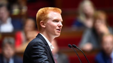 Le député La France insoumise Adrien Quatennens prend la parole à l'Assemblée nationale, le 10 juillet 2017. Il est fermement opposé à la réforme du Code du travail voulue par l'exécutif. (BERTRAND GUAY / AFP)