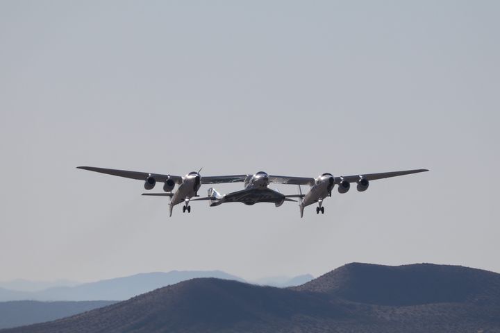 Le "VSS Unity", de Virgin Galactic, lors d'un vol d'essai dans le désert du Mojave, en Californie (Etats-Unis), le 22 février 2019.&nbsp; (AFP)