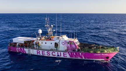 Le navire humanitaire "Louise Michel", en mer Méditerranée, le 29 août 2020. (THOMAS LOHNES / AFP)