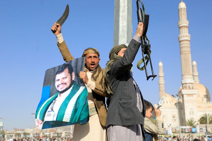 Des partisans d'Abdul-Malik al-Houthi lors d'une manifestation contre les frappes conjointes de Washington et Londres, le 12 janvier 2024 à Sanaa (Yémen). (MOHAMMED HUWAIS / AFP)