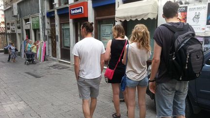 &nbsp; (Apres l'annonce d'un referendum par Alexis Tsipras, la queue devant un distributeur du centre d'Athenes. © Isabelle Chaillou)