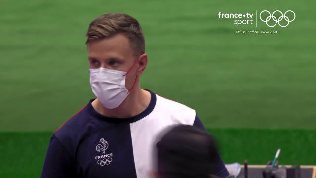 Jean Quiquampoix devient champion olympique du pistolet 25 m tir rapide ! La 22e médaille française des #JeuxOlympiques, le sixième titre, vient de tomber grâce à un record olympique égalé (34 points).