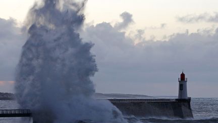 "Nous subissons donc une succession de perturbations venues directement de l'Atlantique. Les&nbsp;d&eacute;pressions balayent toute l'Europe et&nbsp;frappent &nbsp;les c&ocirc;tes fran&ccedil;aises", poursuit le m&eacute;t&eacute;orologiste.&nbsp; (STEPHANE MAHE / REUTERS)