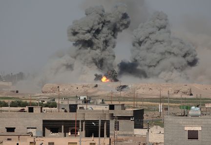 Les faubourgs de Raqqa (Syrie) bombarbés, le 6 juin 2017. (GUILLAUME BRIQUET / CITIZENSIDE / AFP)