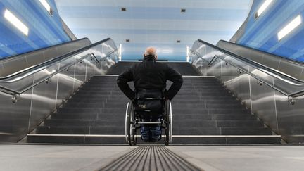 Un homme en fauteuil face à des escaliers.&nbsp; (FRANK MAY / PICTURE ALLIANCE)