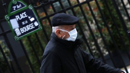 Un homme porte un masque contre le coronavirus Covid-19 à Paris, le 10 mars 2020.&nbsp; (MEHDI TAAMALLAH / NURPHOTO / AFP)