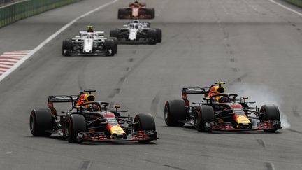 Dépassement chaud entre les deux Red Bull de Verstappen et Ricciardo (FLORENT GOODEN / DPPI MEDIA)