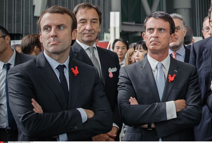 Emmanuel Macron, alors ministre de l'Economie, et Manuel Valls, Premier ministre, lors du lancement de la campagne Creative France, au Miraikan Museum de Tokyo (Japon), le 5 octobre 2015.&nbsp; (NICOLAS DATICHE/SIPA)