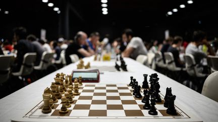 Un échiquier lors du 96e championnat de France d'échecs, le 25 août 2023, à l'Alpe d'Huez. (JEFF PACHOUD / AFP)