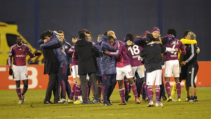 La joie des joueurs lyonnais apr&egrave;s leur victoire 7-1 en Ligue des Champions &agrave; Zagreb (Croatie) (HRVOJE POLAN / AFP)