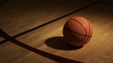 Le ballon de basket arbore toujours la couleur choisie par la marque Spalding. (GETTY IMAGES)