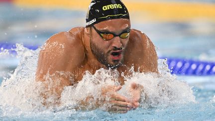 Florent Manaudou lors du 50 mètres brasse, au cours des championnats de France de natation à Limoges (Haute-Vienne), le 7 avril 2022. (STEPHANE KEMPINAIRE / AFP)