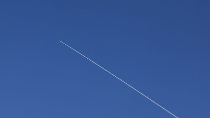 Un missile de la défense aérienne intercepte une roquette au-dessus la ville d'Acre, le 1er octobre 2024. (AHMAD GHARABLI / AFP)