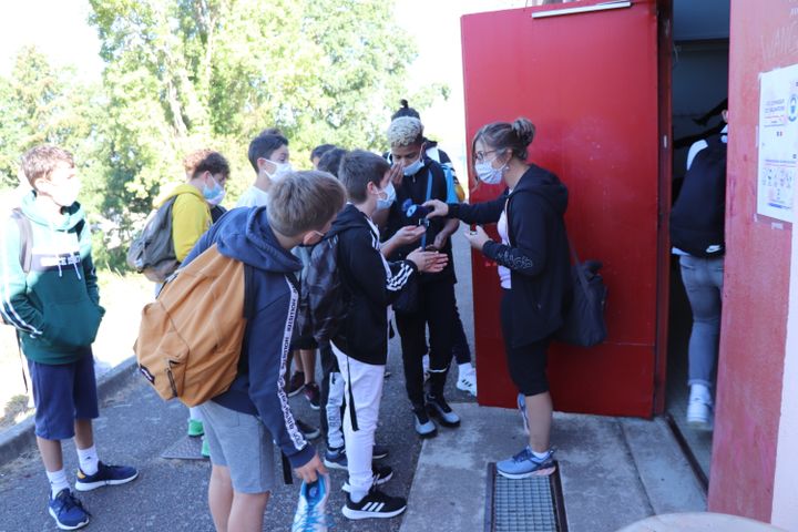 Avant le début du cours et d'accéder aux vestiaires, l'enseignante Carine Largy distribue du gel hydroalcoolique à chaque élève. 