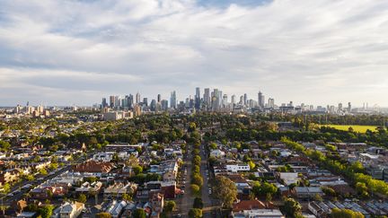 Le centre d'affaires de Melbourne en Australie avec le quartier résidentiel en premier plan. (Illustration) (CHARLIE ROGERS / MOMENT RF / GETTY IMAGES)